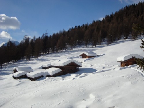 Die verschneite Kaserfeld-Alm